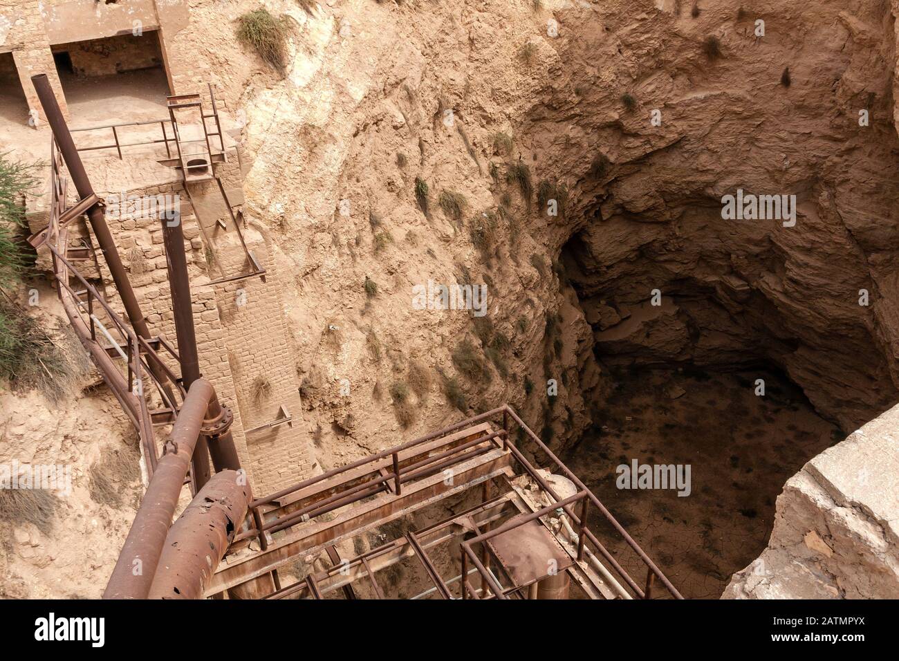 Das Wassersammelreservoir an der verlassenen und verfallenen Wasseraufbereitungs- und -Kläranlage in Khafs Daghrah, Saudi-Arabien Stockfoto