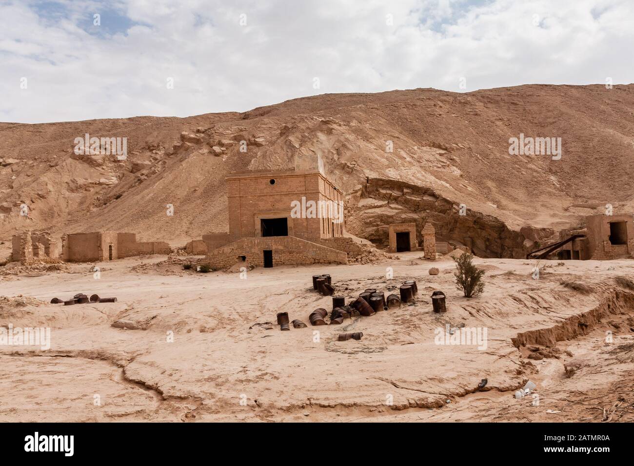 Gebäude der verlassenen und baufälligen Wassersammelungs- und -Aufbereitungsanlage in Khafs Daghrah, Saudi-Arabien Stockfoto