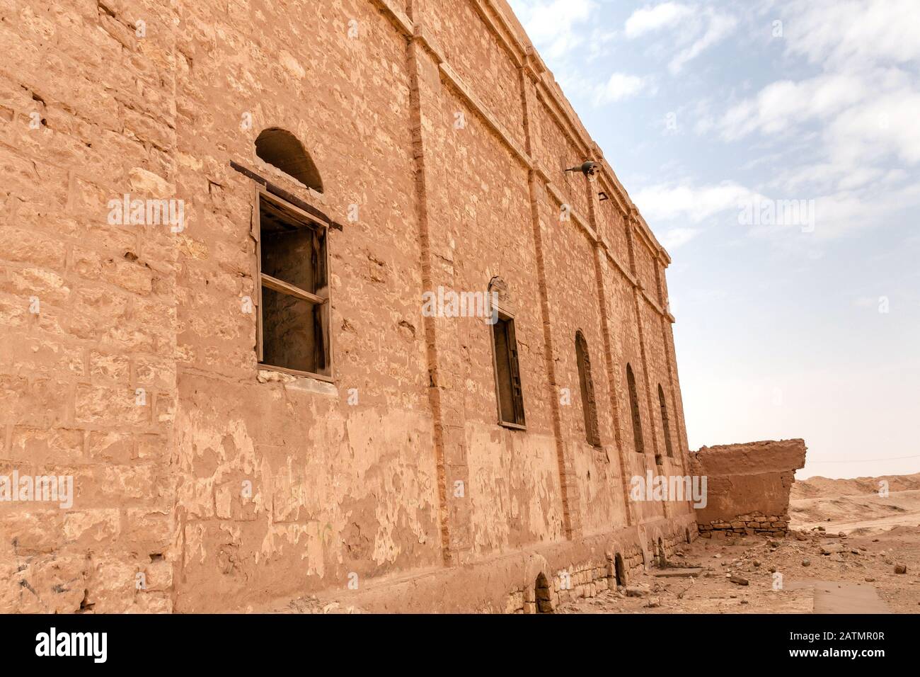 Gebäude der verlassenen und baufälligen Wassersammelungs- und -Aufbereitungsanlage in Khafs Daghrah, Saudi-Arabien Stockfoto