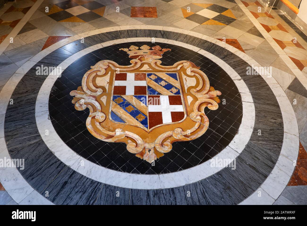 Wappen auf dem Boden aus Mosaikmarmor auf dem Flur des Großmasterpalastes in Valletta, Malta, Staatsräume, Palast der Großmeister Des St Stockfoto