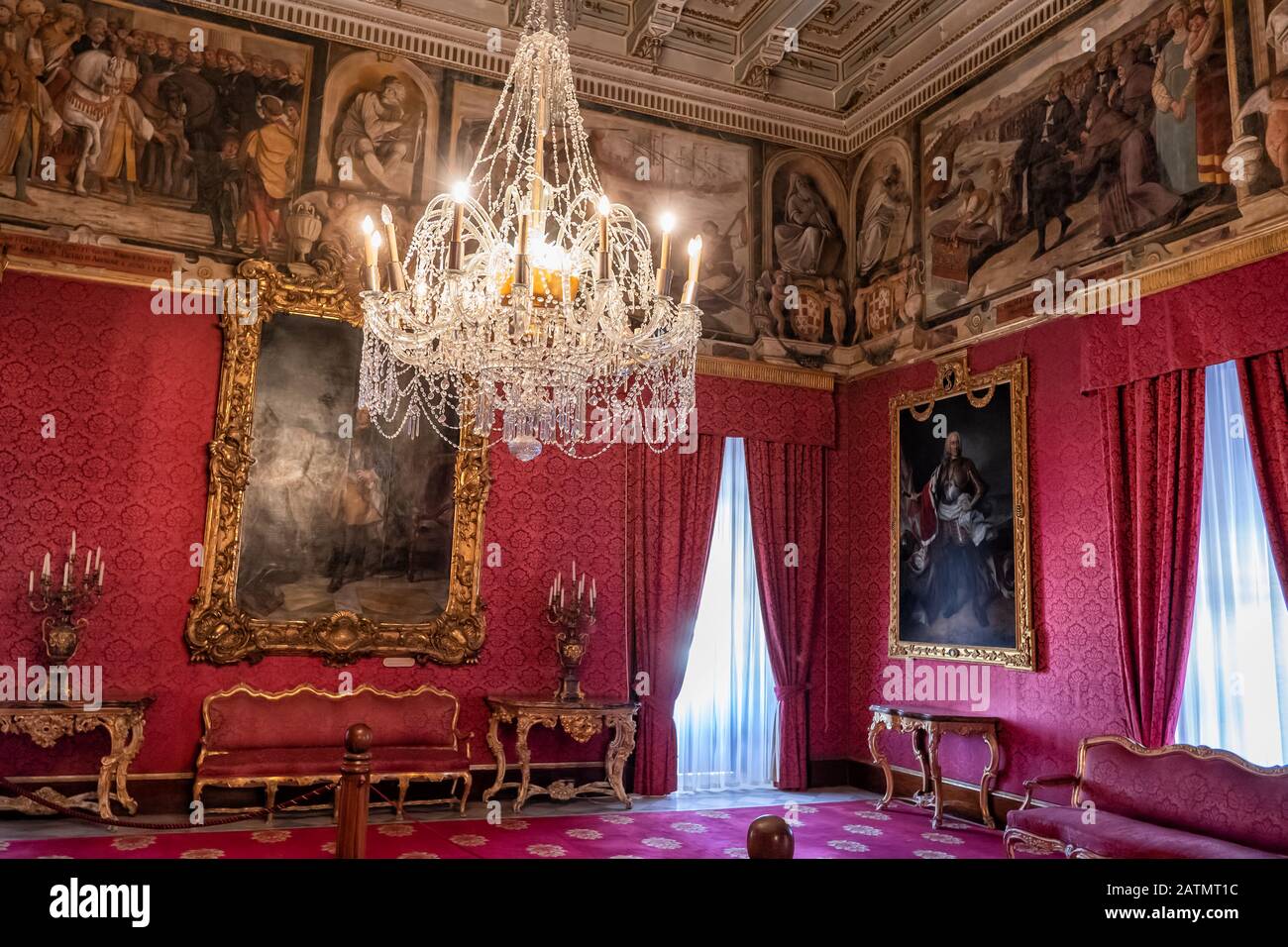 Das Innere des Grandmaster Palace in Valletta, das Ambassador-Zimmer oder das Rote Zimmer, der Zuschauerraum des Großmeisters eines präsidenten von Malta Stockfoto