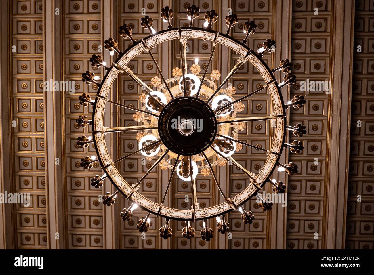 Abstrakter Blick unter Kronleuchter im Großmeister-Palast in Valletta, Malta, Staatszimmer, Thronsaal (Oberste Ratssaal) Stockfoto