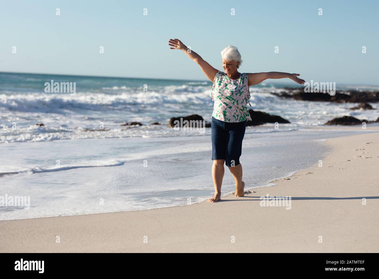 Alte Frau genießt Freizeit Stockfoto