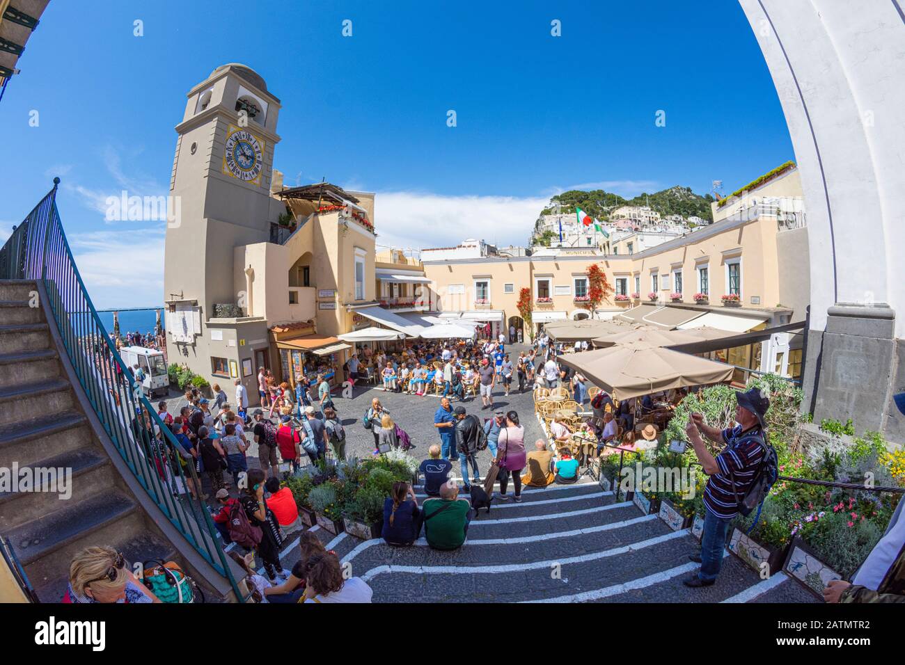 Die Menschen auf der Piazza Umberto I mit der Kirche Santo Stefano in der Altstadt von Capri Island, Italien. Landschaft an der italienischen Küste. Sphärische Ansicht. Stockfoto
