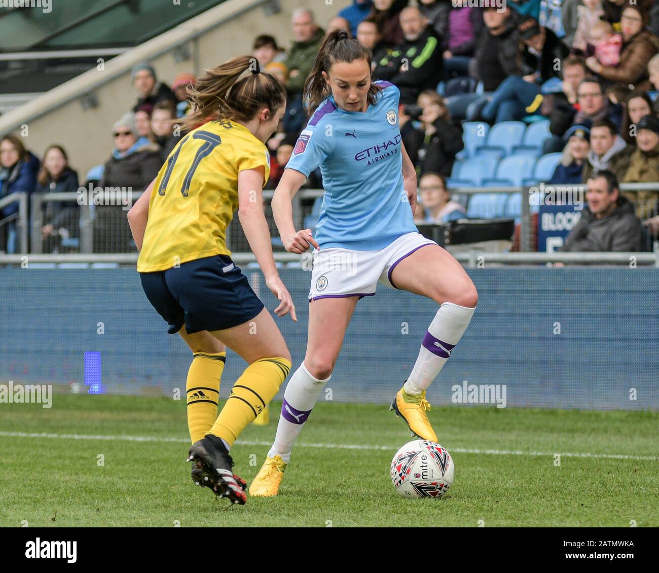 Manchester, ENGLAND - FEBRUAR 02: L-R Lisa Evans von Arsenal und Caroline Weir von Manchester Cityduring Barclays Damen Super League Match Between Man Stockfoto