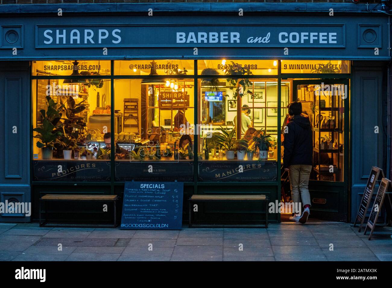 Combined Barber Shop and Coffee Shop London - Sharps Barber and Coffee Shop in Windmill St, Fitzrovia, London. Stockfoto