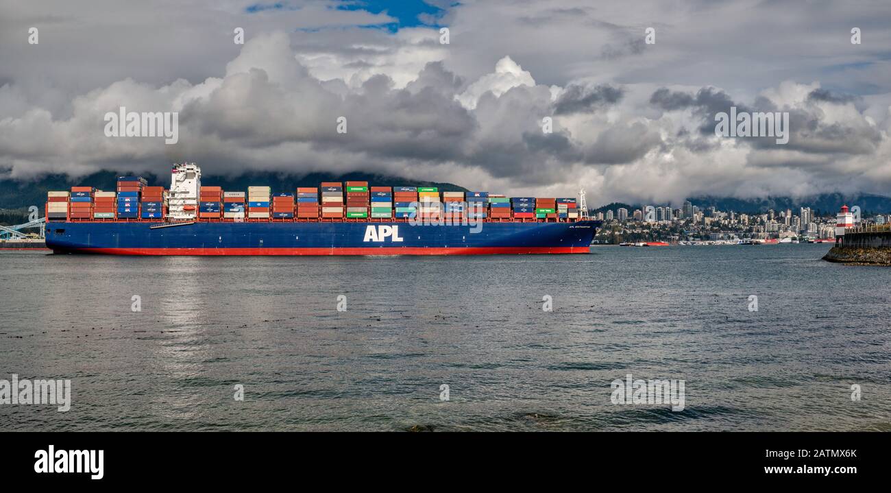 APL Southampton, Containerschiff, das Vancouver Harbour, North Vancouver in der Ferne, vom Stanley Park in Vancouver, British Columbia, Kanada erreicht Stockfoto