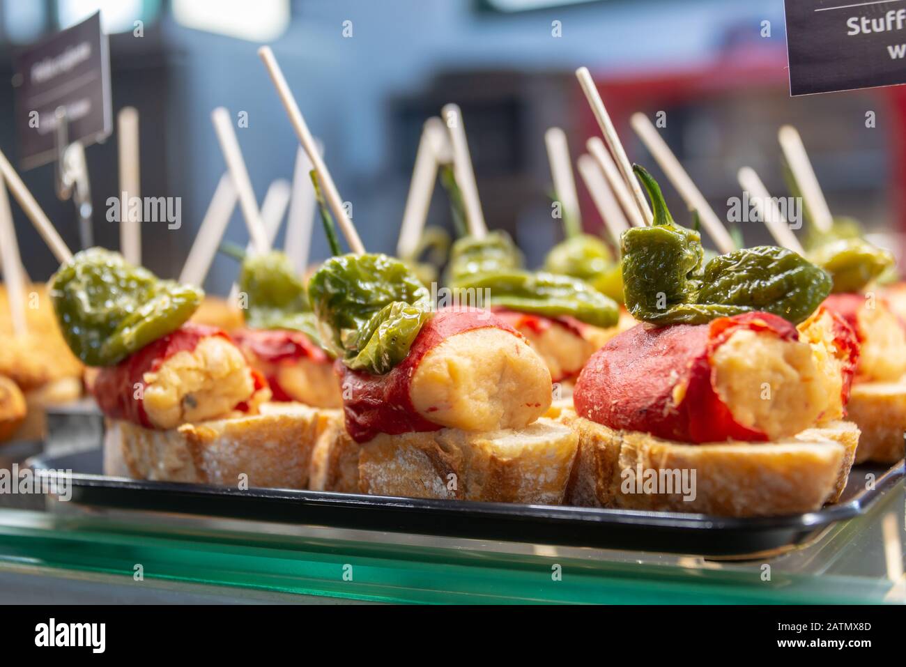 Traditionelle Tapas und Pinchos auf einem Zähler in einer Bar in Spanien Stockfoto