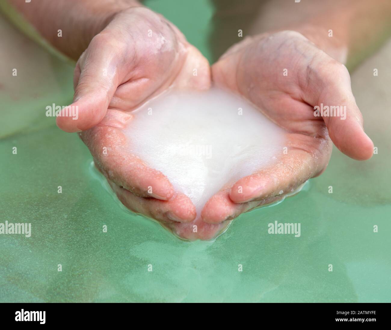 Salz aus dem Toten Meer in männlichen Händen Stockfoto