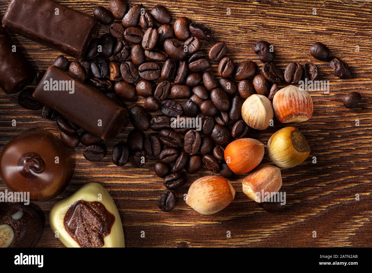 Geröstete Kaffeebohnen auf einem hölzernen Hintergrund Stockfoto