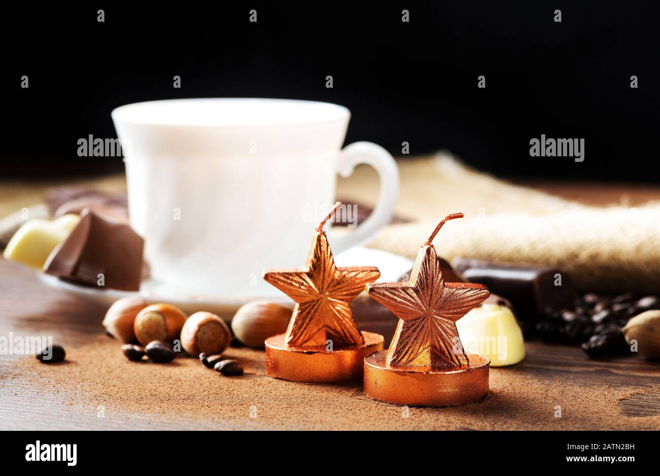 Tasse köstlichen Latte mit Schokolade und gerösteten Kaffeebohnen in Burlap Stockfoto