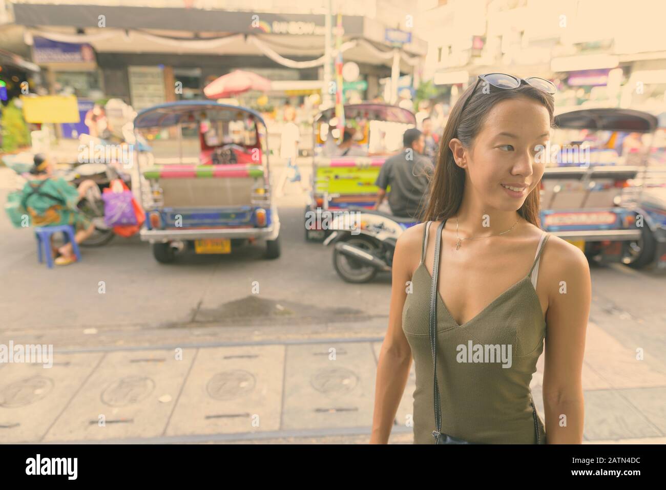 Junge schöne touristische Frau Erkundung der Stadt Bangkok. Stockfoto