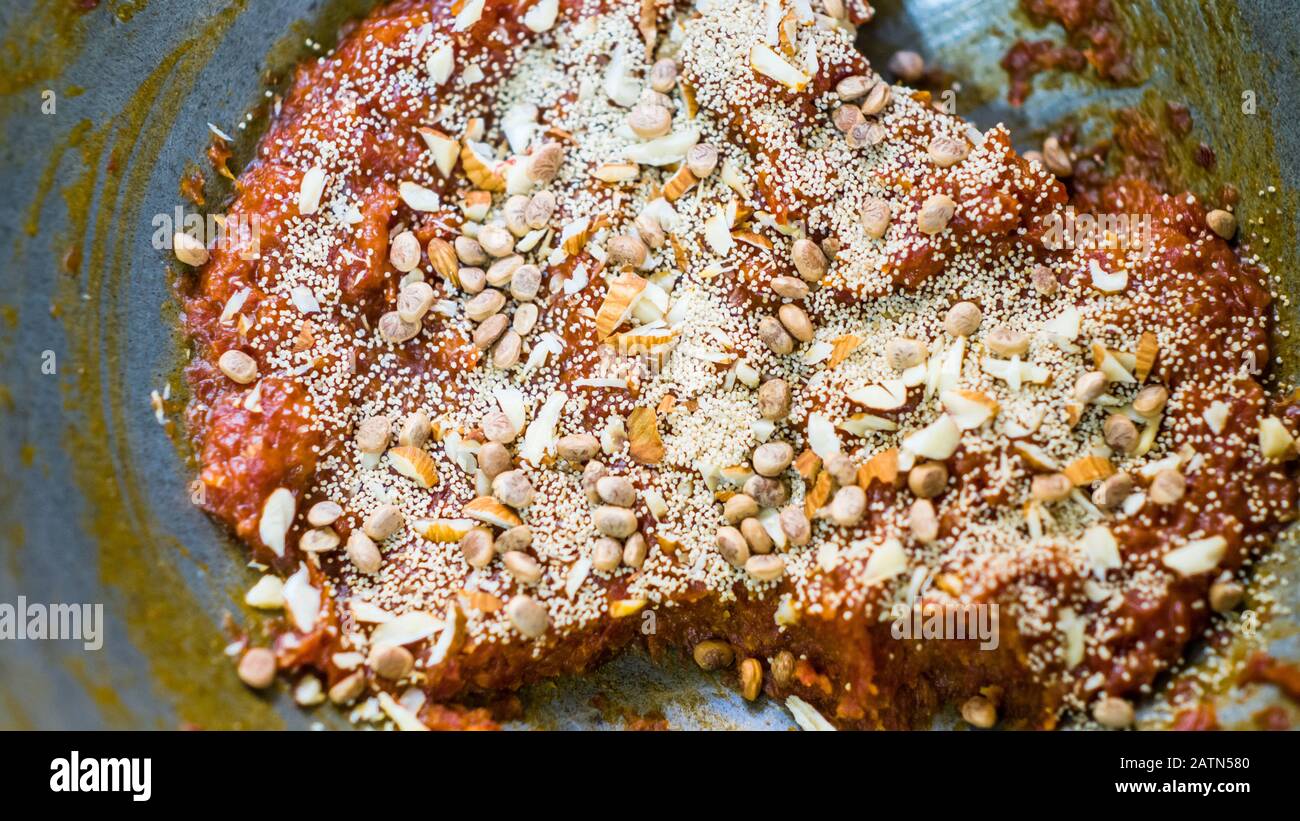 Gajar ka halwa, auch Gajorer halua, Gajrela, Gajar Pak und Karottenhalwa genannt, ist ein süßer Dessertpudding auf Karotten aus dem indischen Subkontinent Stockfoto