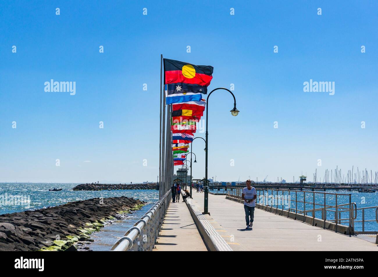 Melbourne, Australien - 7. Dezember 2016: St. Kilda Pier mit Reihen von Nationalflaggen mit australischer Aborigine-Flagge Stockfoto