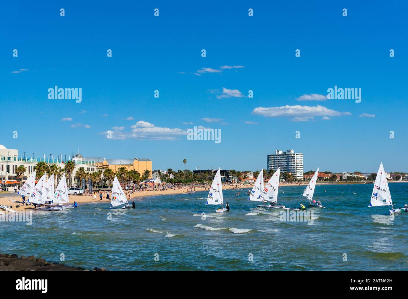 Melbourne, Australien - 7. Dezember 2016: Segelboote am St. Kilda Strand nach Wettbewerb Stockfoto