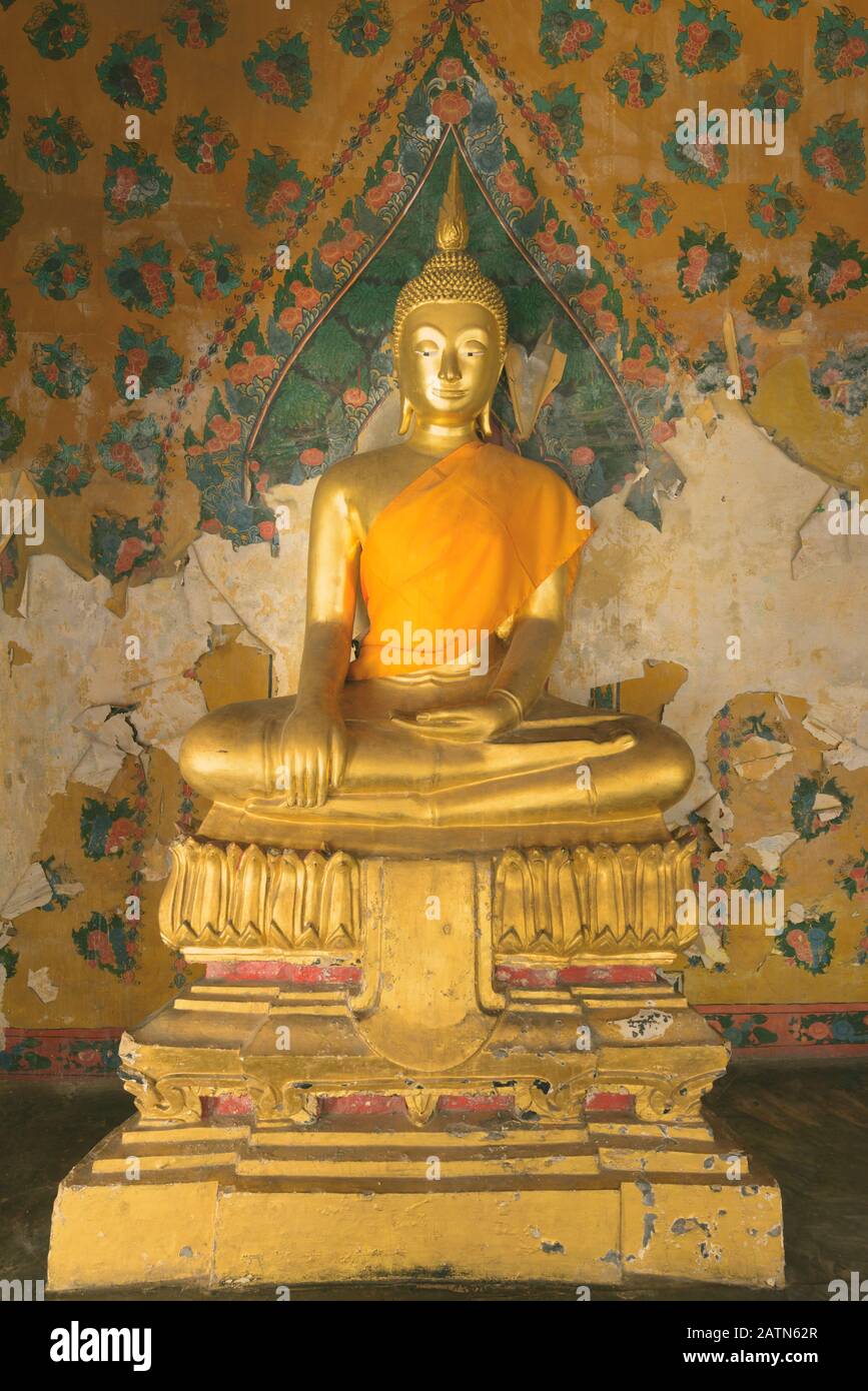 Golden Buddha Statue im Wat Arun in Bangkok, Thailand Stockfoto