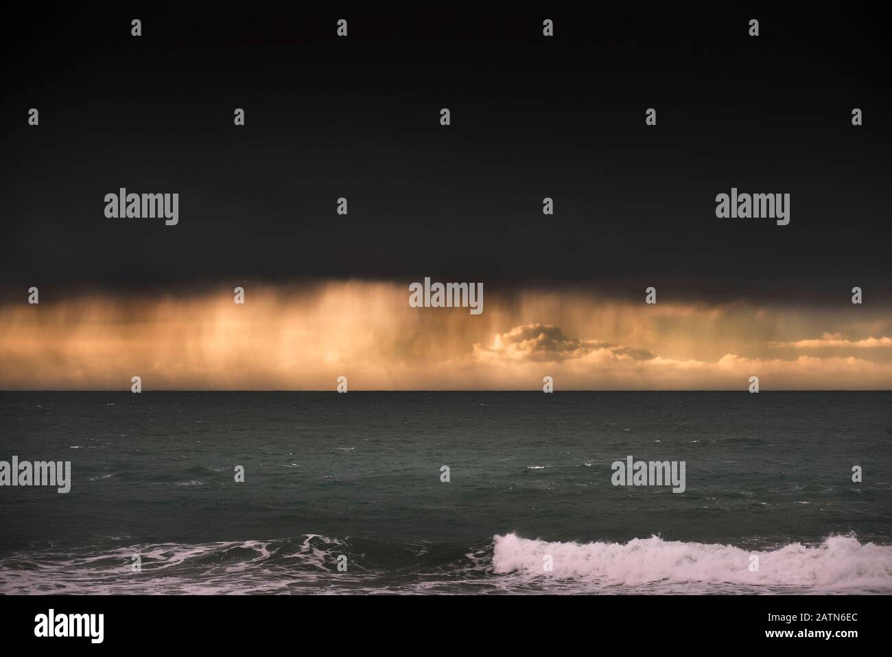 Eine dunkle Sturmfront mit sintflutartigen Regenfällen, die sich Newquay an der Küste von North Cornwall nähert. Stockfoto