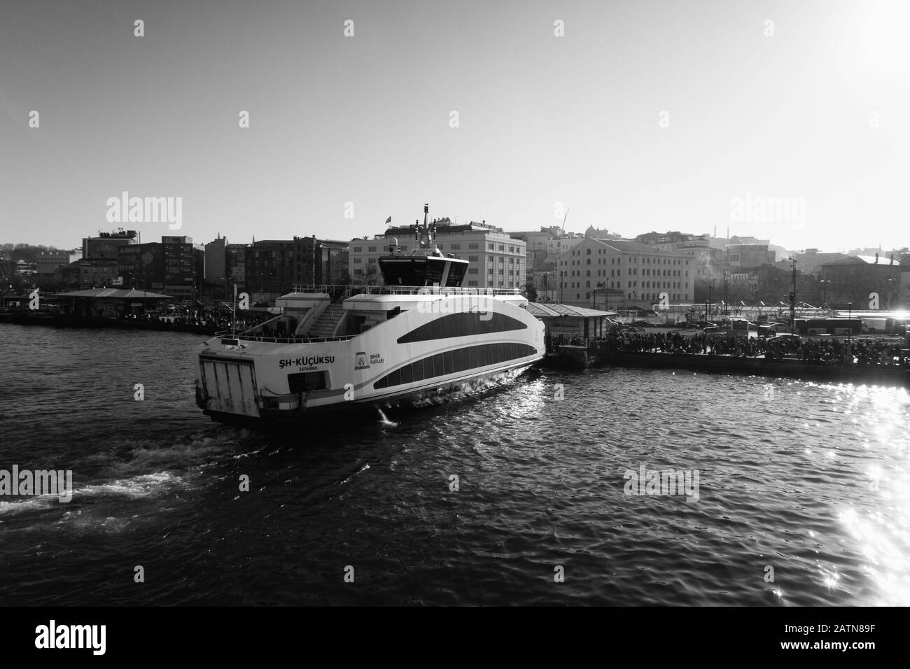 Istanbul, Türkei - 11. Januar 2020: Fährschiff auf dem Bosporus, Istanbul, Türkei. Stockfoto