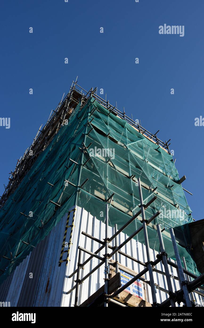 Grüne Schutt-Netz über Gerüst auf St. maries Kirchturm Bei Restaurierungs- und Reparaturarbeiten mit blauem Himmel in Bury lancashire uk Stockfoto