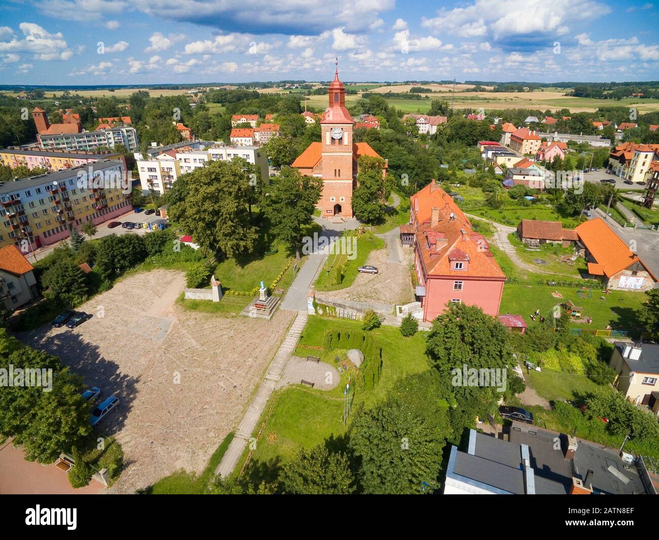 Luftbild der Stadt Wegorzewo, Polen (ehemalige Angerburg, Ostpreussen). Kirche St. Peter und Paul im Stil der Gotik Stockfoto