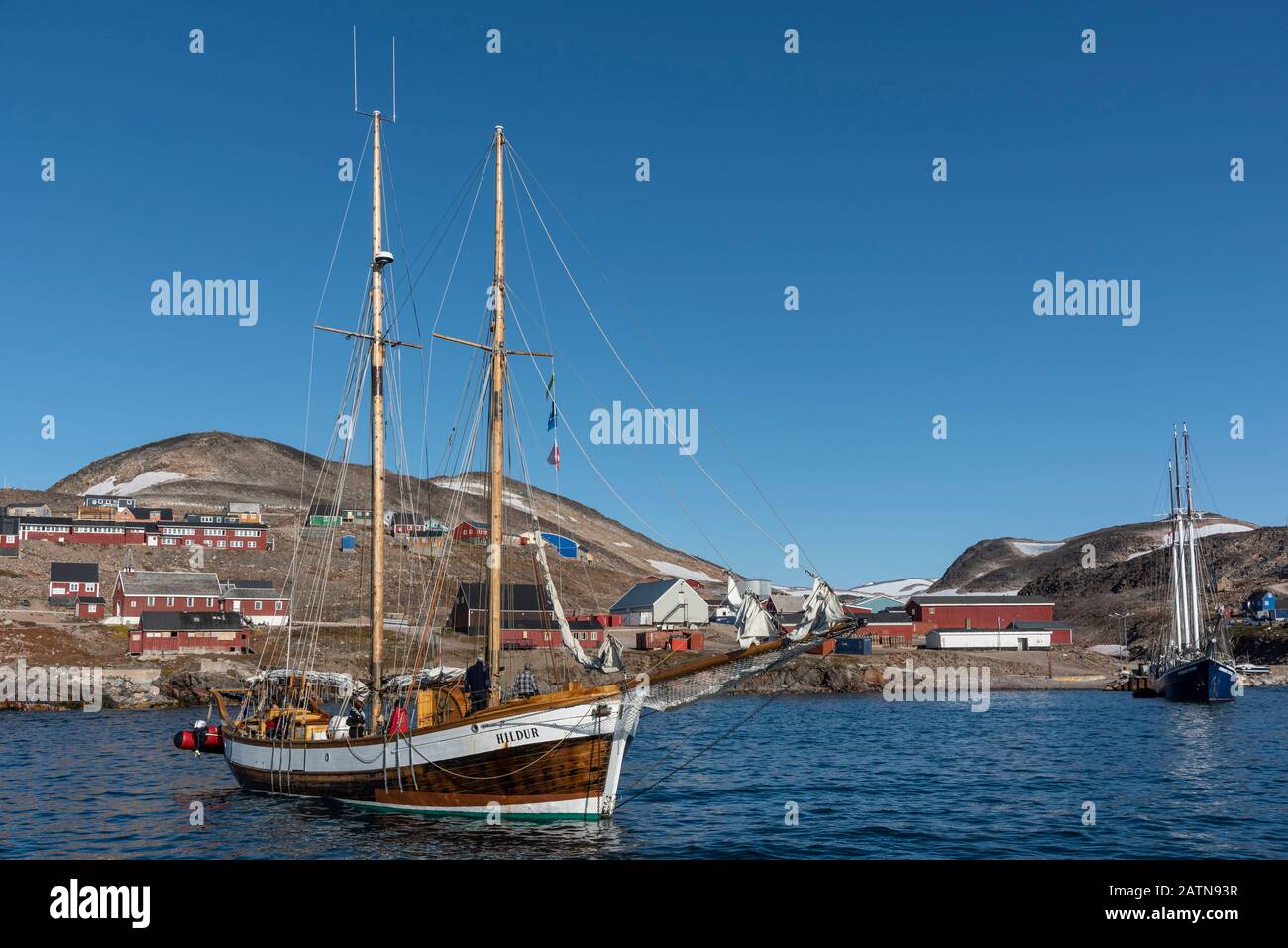 Das Segelschiff Hidur, bei Ittoqqortoormiit, Ostgrönland, festgemacht Stockfoto