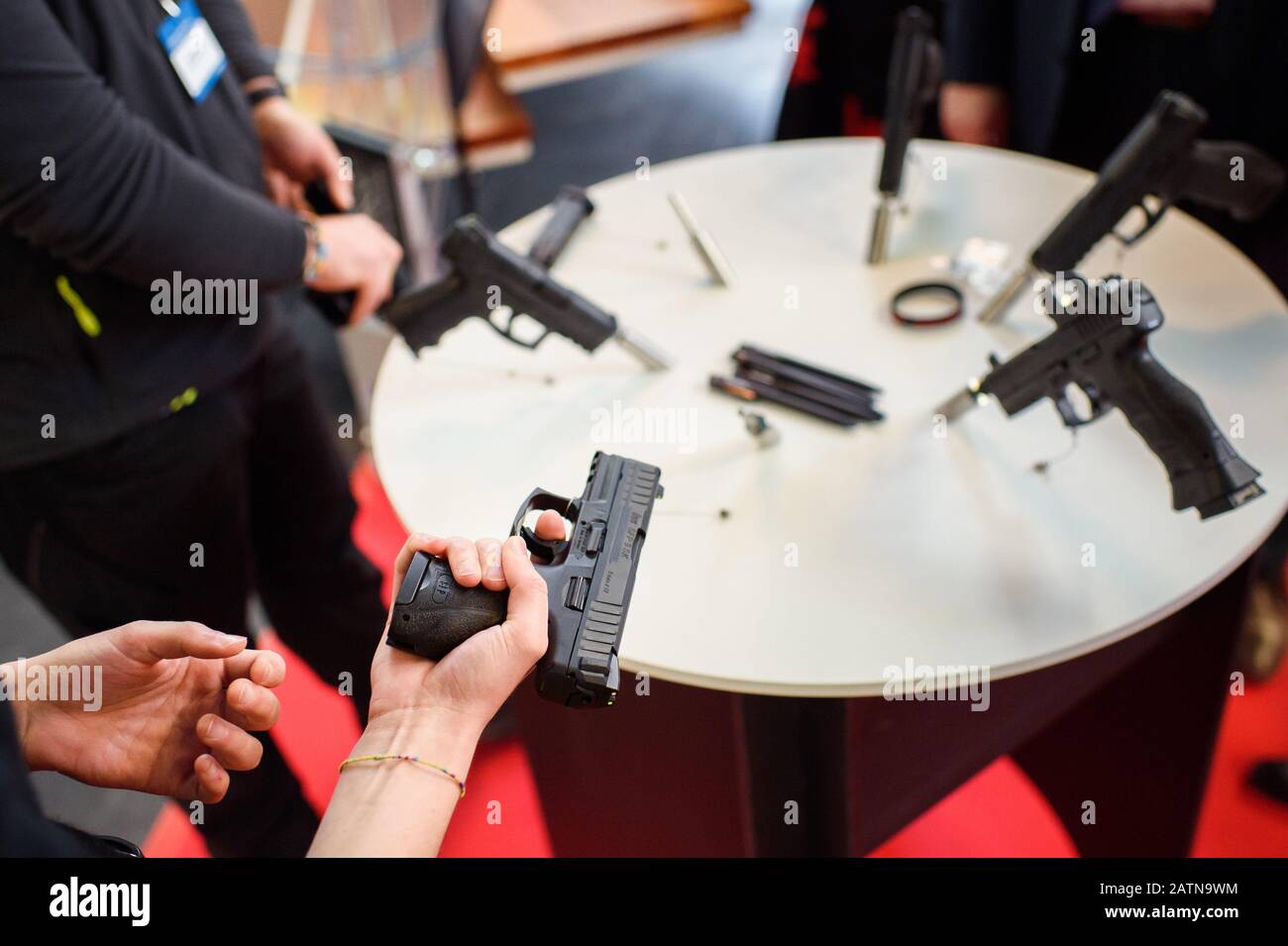 Berlin, Deutschland. Februar 2020. Beim 25. Europäischen Polizeikongress am Stand des Waffenherstellers Heckler & Koch hält eine Besucherin die Pistole "HK SFP9" in der Hand. Das Motto der Veranstaltung lautet "Europa: Durchsetzung der Rechtsstaatlichkeit". Credit: Gregor Fischer / dpa / Alamy Live News Stockfoto