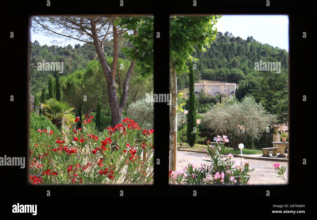 Blick auf den ländlichen Raum aus Fensterscheiben in der Provence, Frankreich. Stockfoto