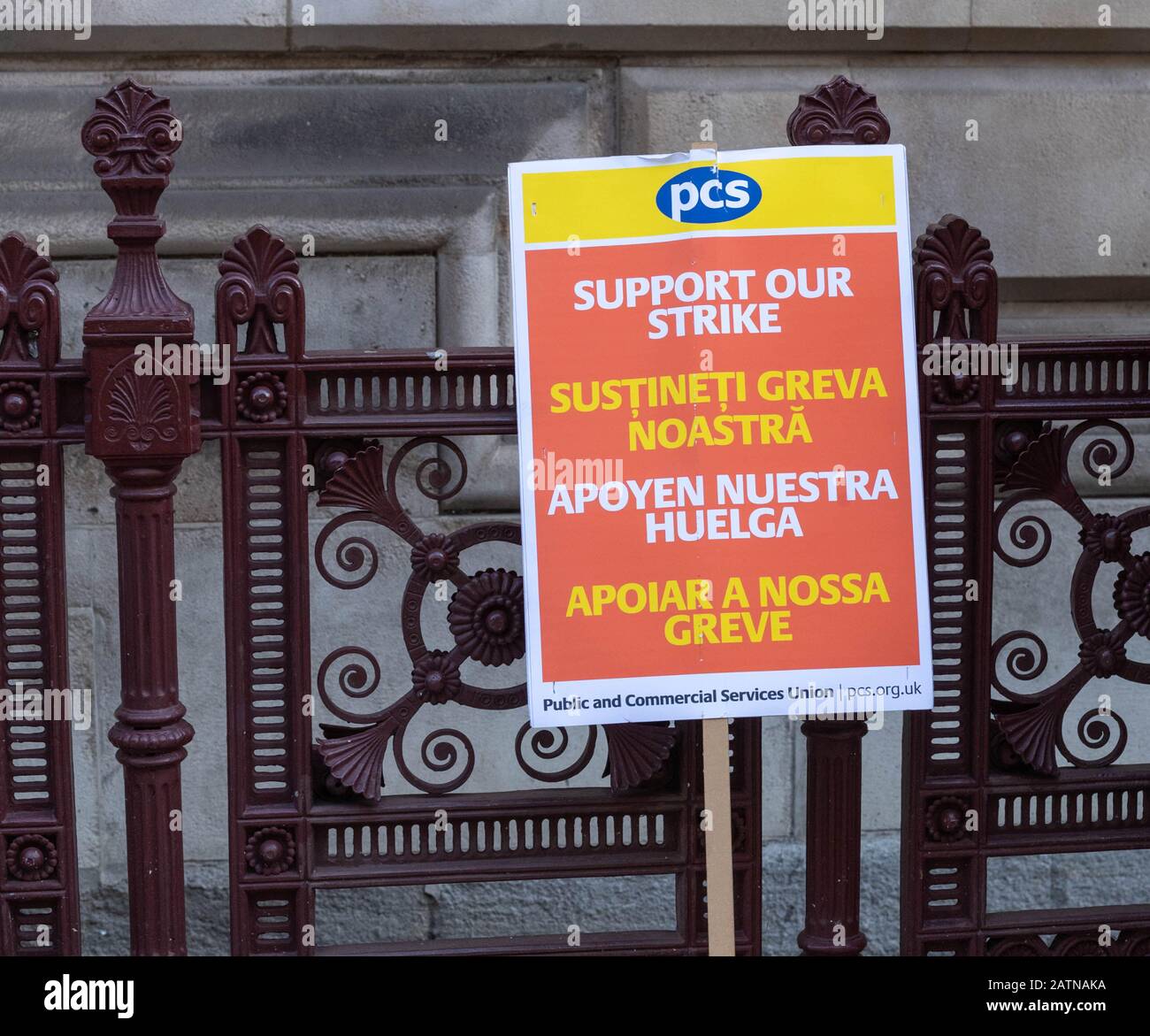 London, Großbritannien. Februar 2019. Gewerkschafts-Pickets außerhalb des Büros des Foreign and Commonwealth protestieren gegen die fehlende anerkennung der gewerkschaft für den FCO-Lieferanten Interserve Credit: Ian Davidson/Alamy Live News Stockfoto