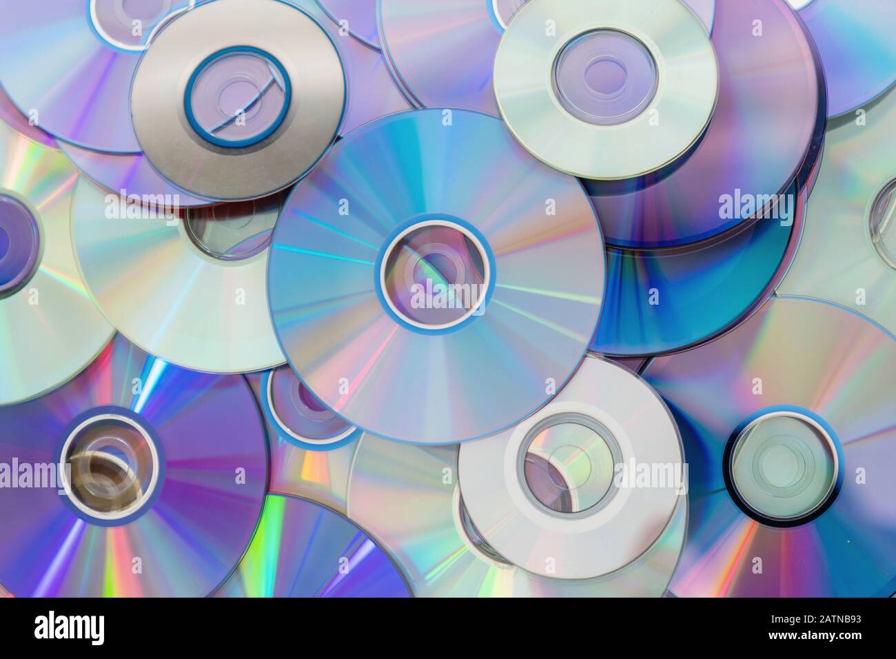 Alte Technologie, Deko für die Sammlung von CDs für Muster. CD-Hintergrundkonzept Stockfoto