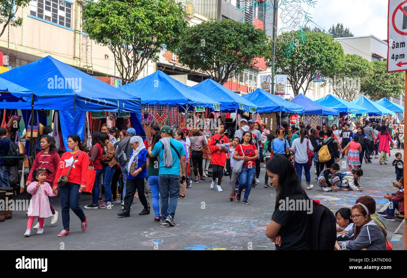 Baguio, Philippinen - 22. Dezember 2019: Menschen, Die Am Sonntag in Baguio City Auf Der Session Road Spazieren Stockfoto