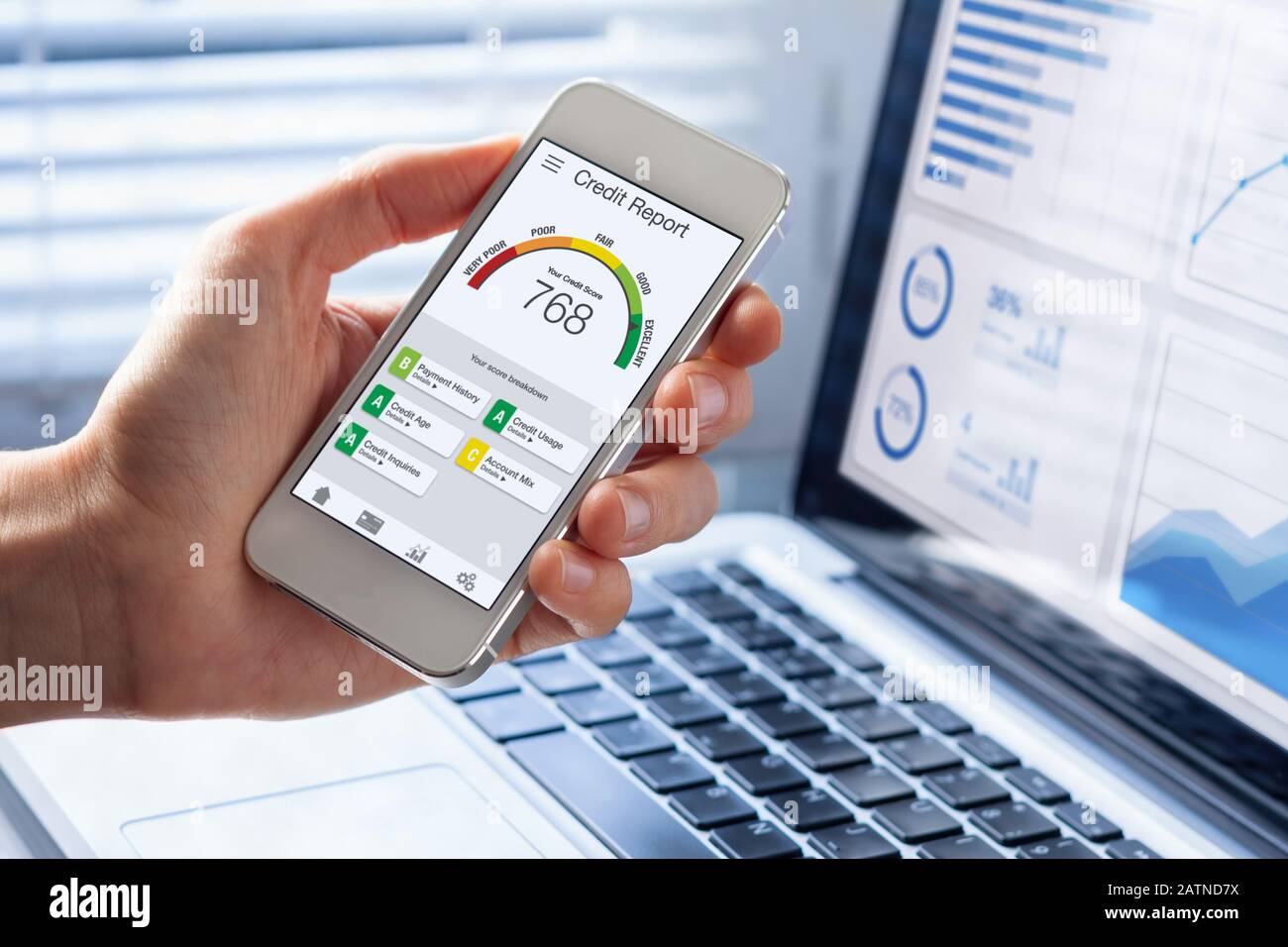 Kreditbericht mit Bewertungsanwendung auf dem Smartphone-Bildschirm, der die Kreditwürdigkeit einer Person für Kredit- und Hypothekenanleihen auf der Grundlage von Zahlungshisto anzeigt Stockfoto