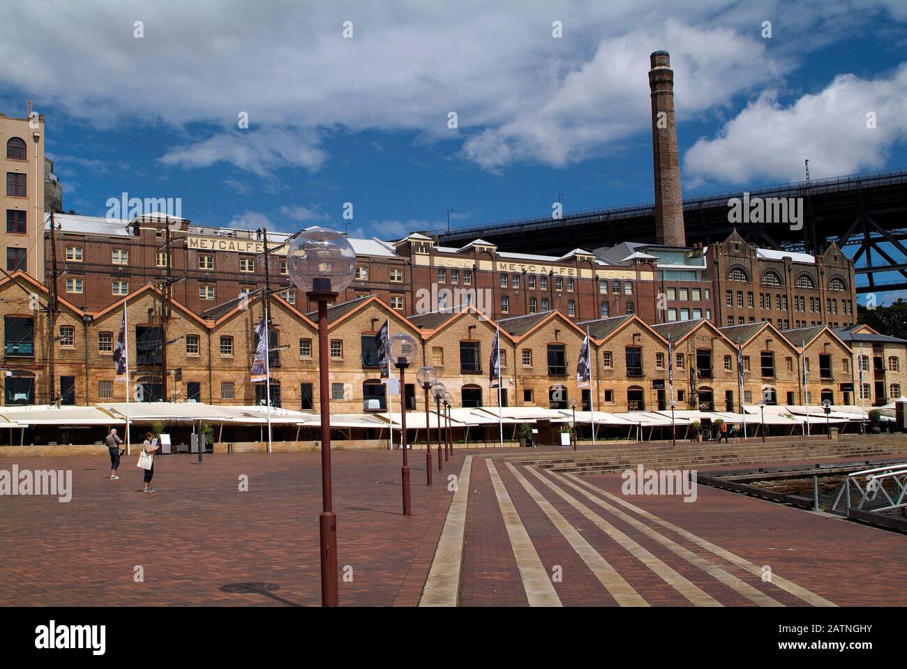 Sydney, Australien - 12. Februar 2008: Nicht identifizierte Personen und ehemalige Lagerhäuser im Rocks District Stockfoto