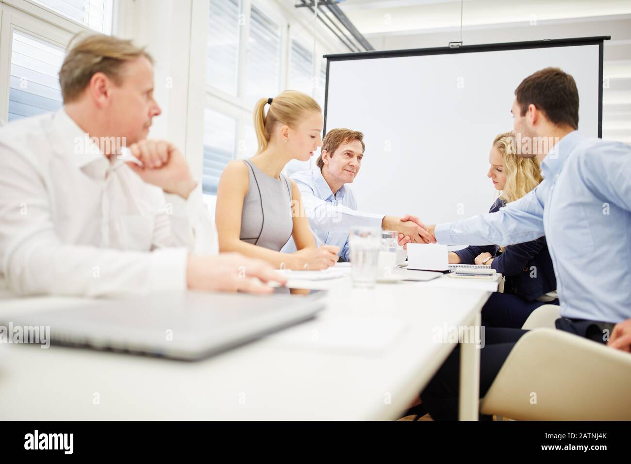 Das Business Team schüttelt die Hände bei der Besprechung im Konferenzraum Stockfoto