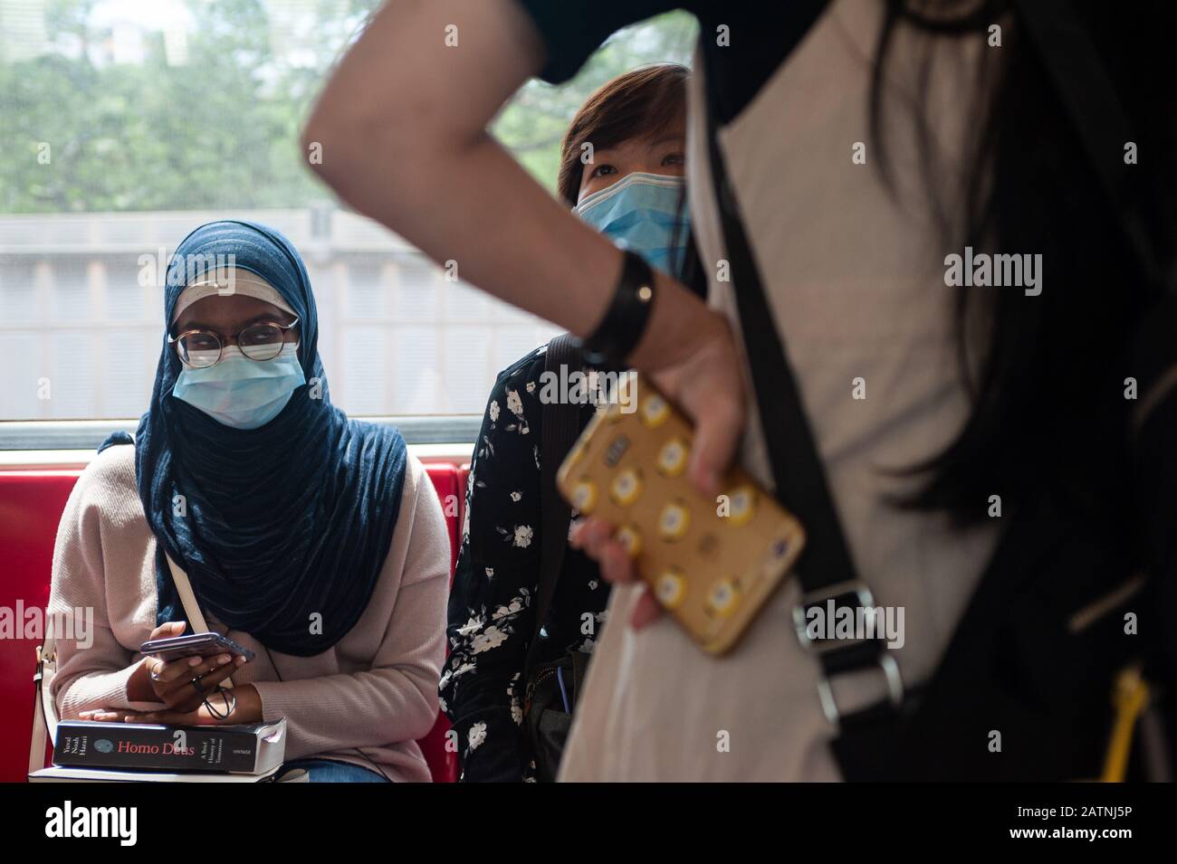 31.01.2020, Singapur, Republik Singapur, Asien - Passagiere in einem U-Bahn-Zug tragen Schutzmasken, um eine Infektion mit dem Coronavirus zu verhindern. Stockfoto