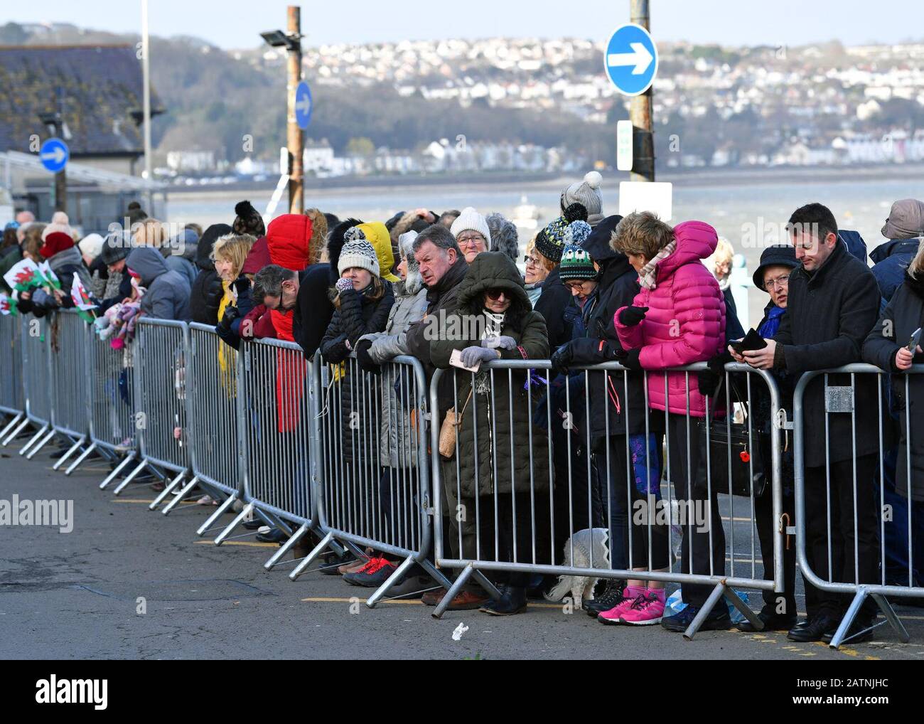 Die Menschenmassen warten auf die Ankunft des Dukes und der Duchess of Cambridge, wo sie die RNLI Mumbles Lifeboat Station in der Nähe von Swansea in Südwales besuchen werden. Stockfoto