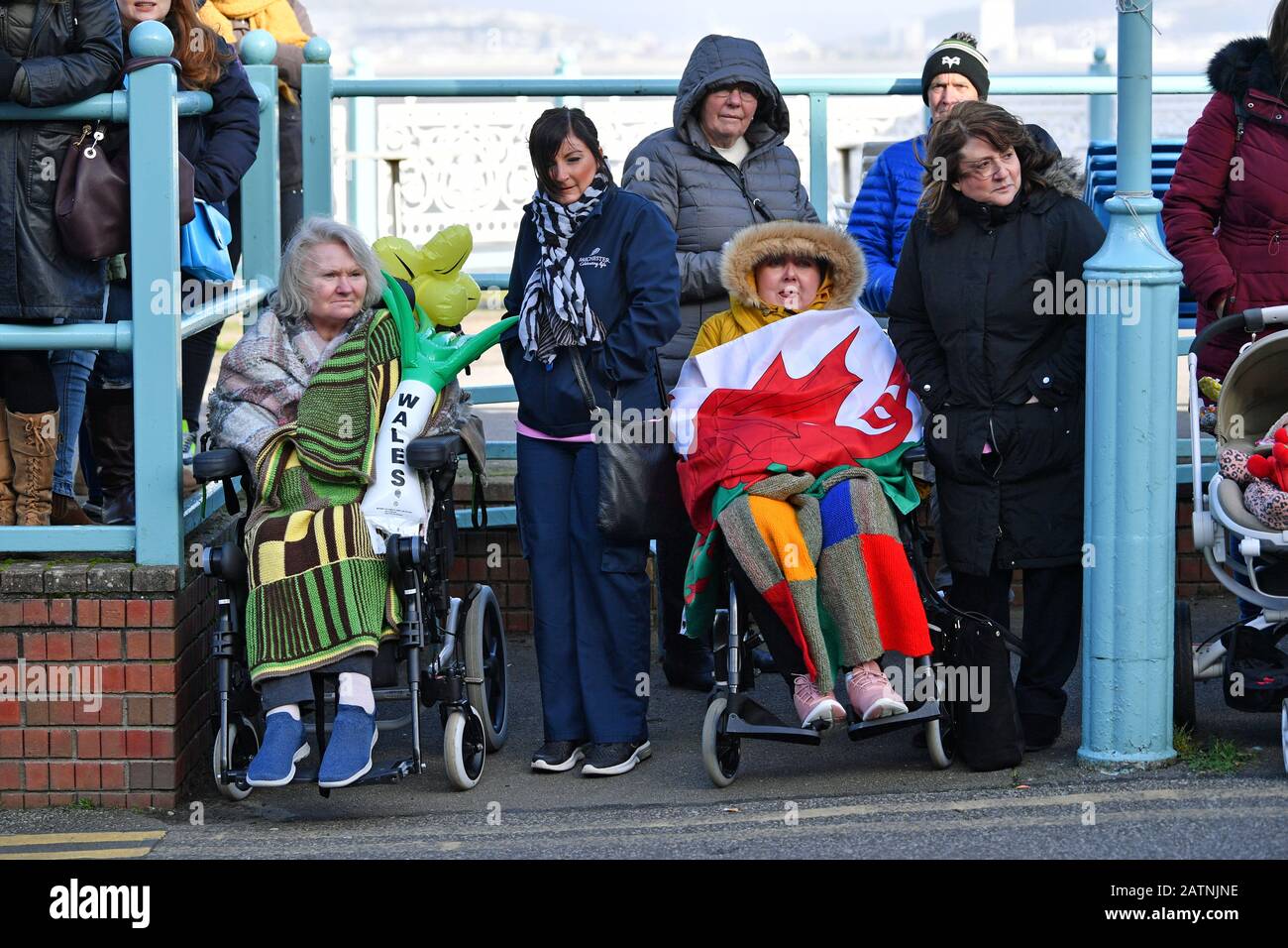 Die Mitglieder der Öffentlichkeit warten auf die Ankunft des Dukes und der Duchess of Cambridge, wo sie die RNLI Mumbles Lifeboat Station, in der Nähe von Swansea in Südwales besuchen werden. Stockfoto