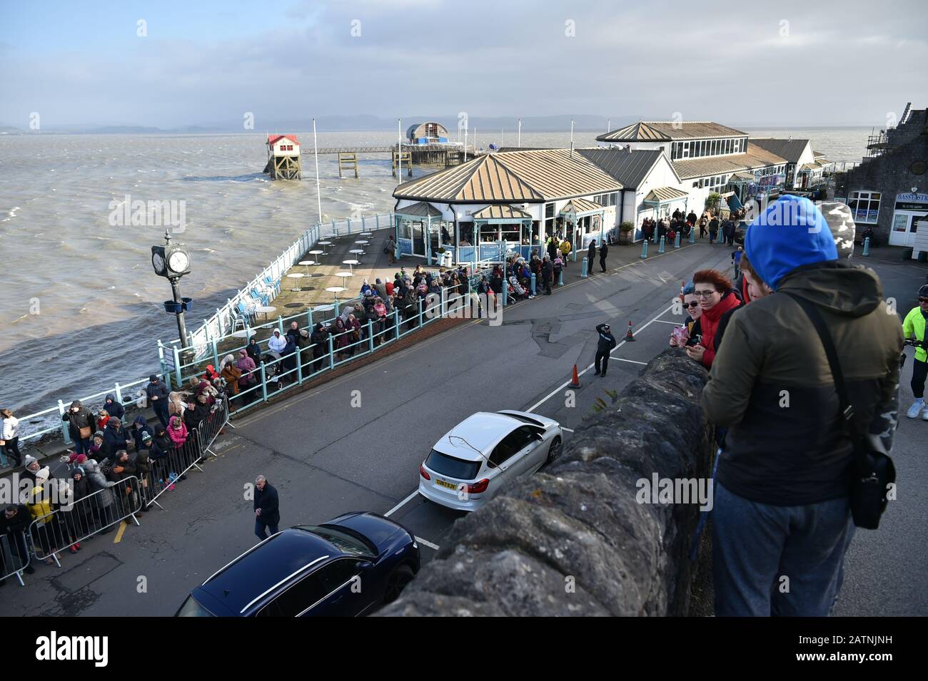 Die Menschenmassen warten auf die Ankunft des Dukes und der Duchess of Cambridge, wo sie die RNLI Mumbles Lifeboat Station in der Nähe von Swansea in Südwales besuchen werden. Stockfoto