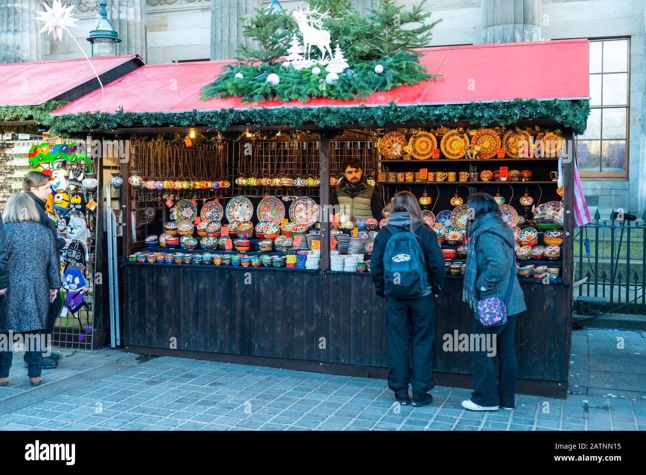 Käufer, die den europäischen Weihnachtsmarkt im Mound Revier, Edinburgh, Schottland, Großbritannien, genießen Stockfoto