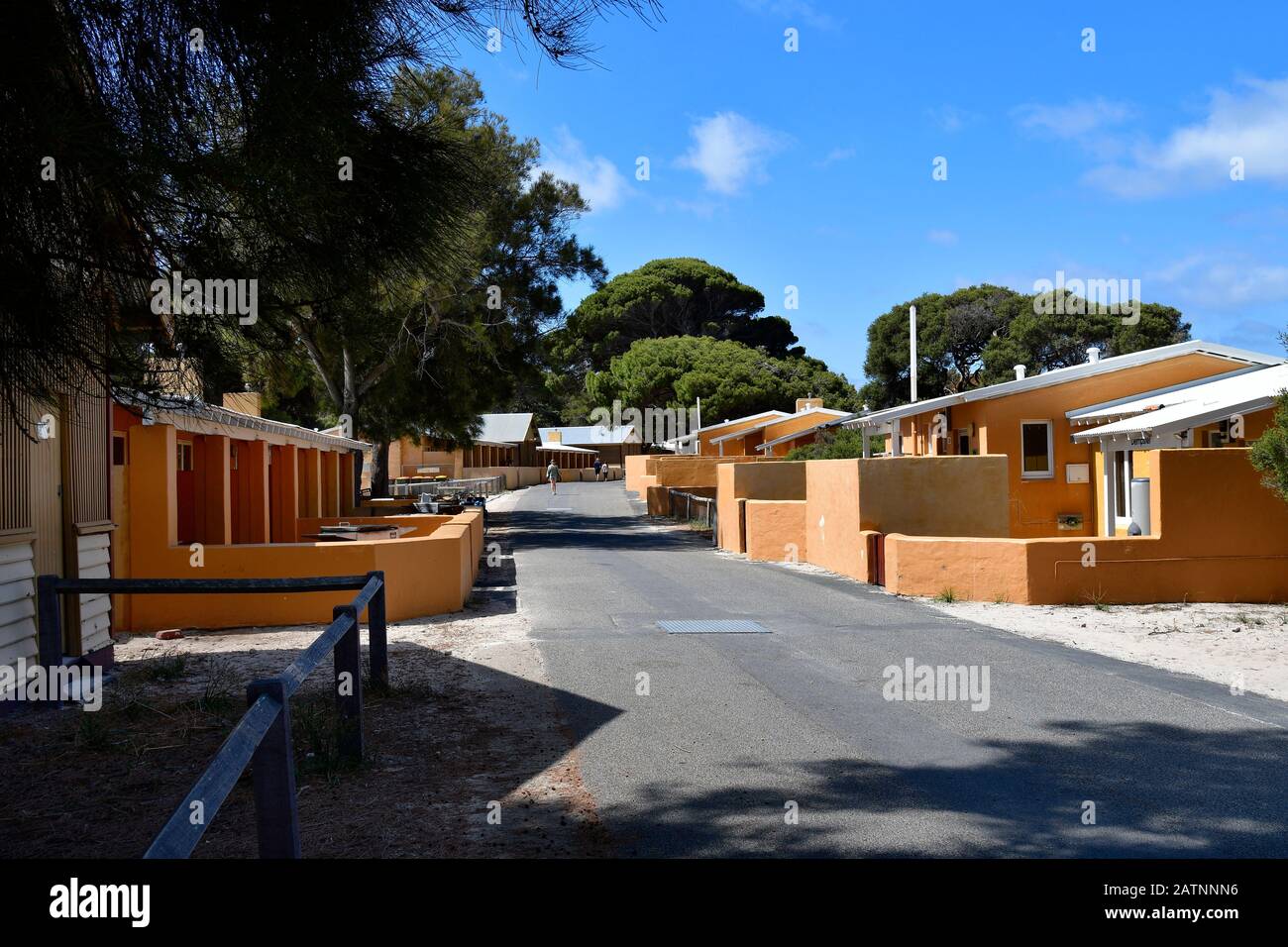 Perth, WA, Australien - 27. November 2017: Unidentifizierte Menschen und Häuser in der winzigen Siedlung auf Rottnest Island Stockfoto