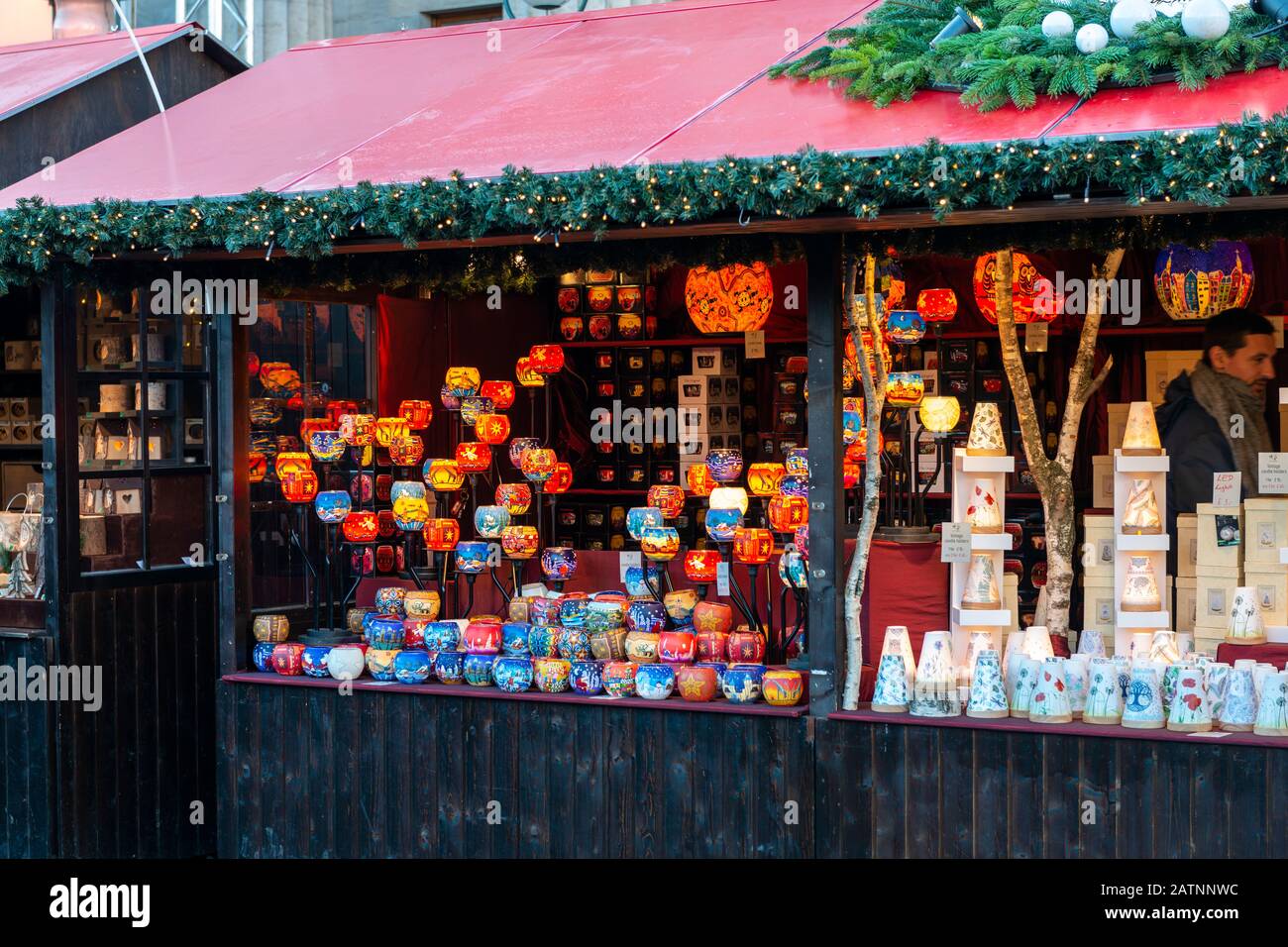 Bunte Laternen auf dem europäischen Weihnachtsmarkt im Mound-Viertel, Edinburgh, Schottland, Großbritannien Stockfoto