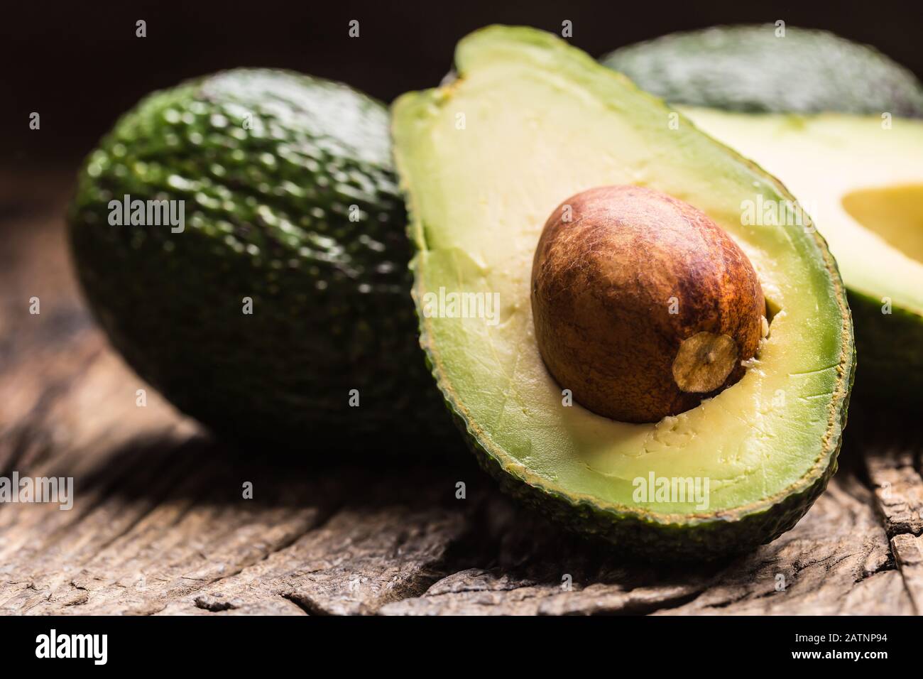 Frischer Avocado auf rustikalem Holztisch - Nahaufnahme Stockfoto