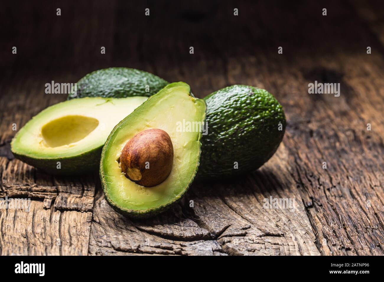 Frischer Avocado auf rustikalem Holztisch - Nahaufnahme Stockfoto