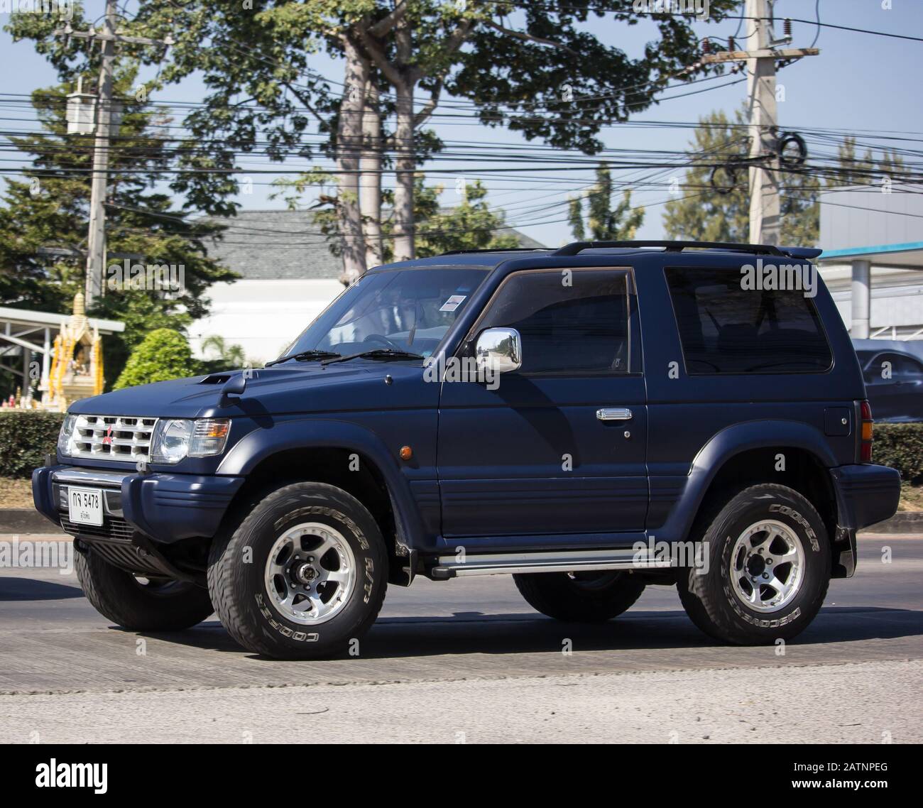 Chiangmai, Thailand - 7. Dezember 2019: Privatwagen, Isuzu Trooper. Auf der Straße Nr.1001, 8 km von der Stadt Chiangmai. Stockfoto