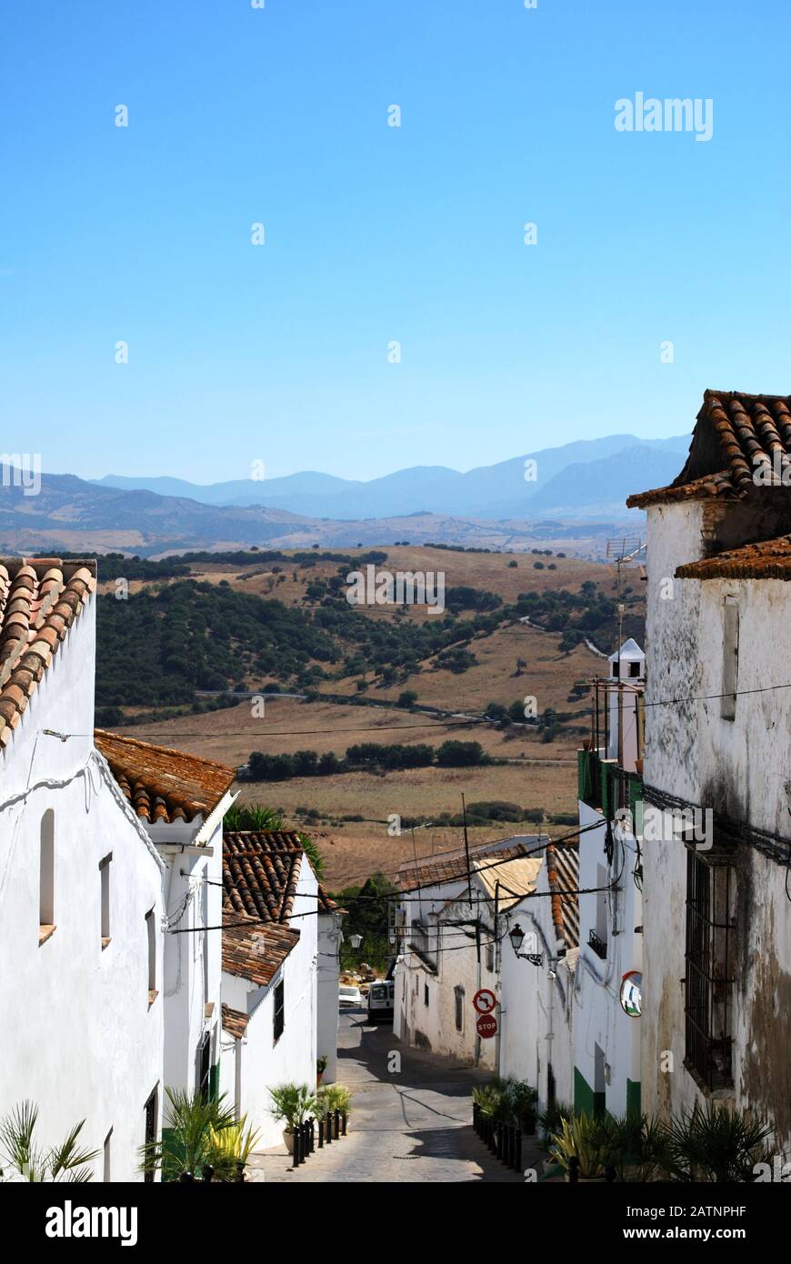 Stadstraße mit Blick auf die Landschaft, Jimena de la Frontera, Andalucia, Spanien. Stockfoto