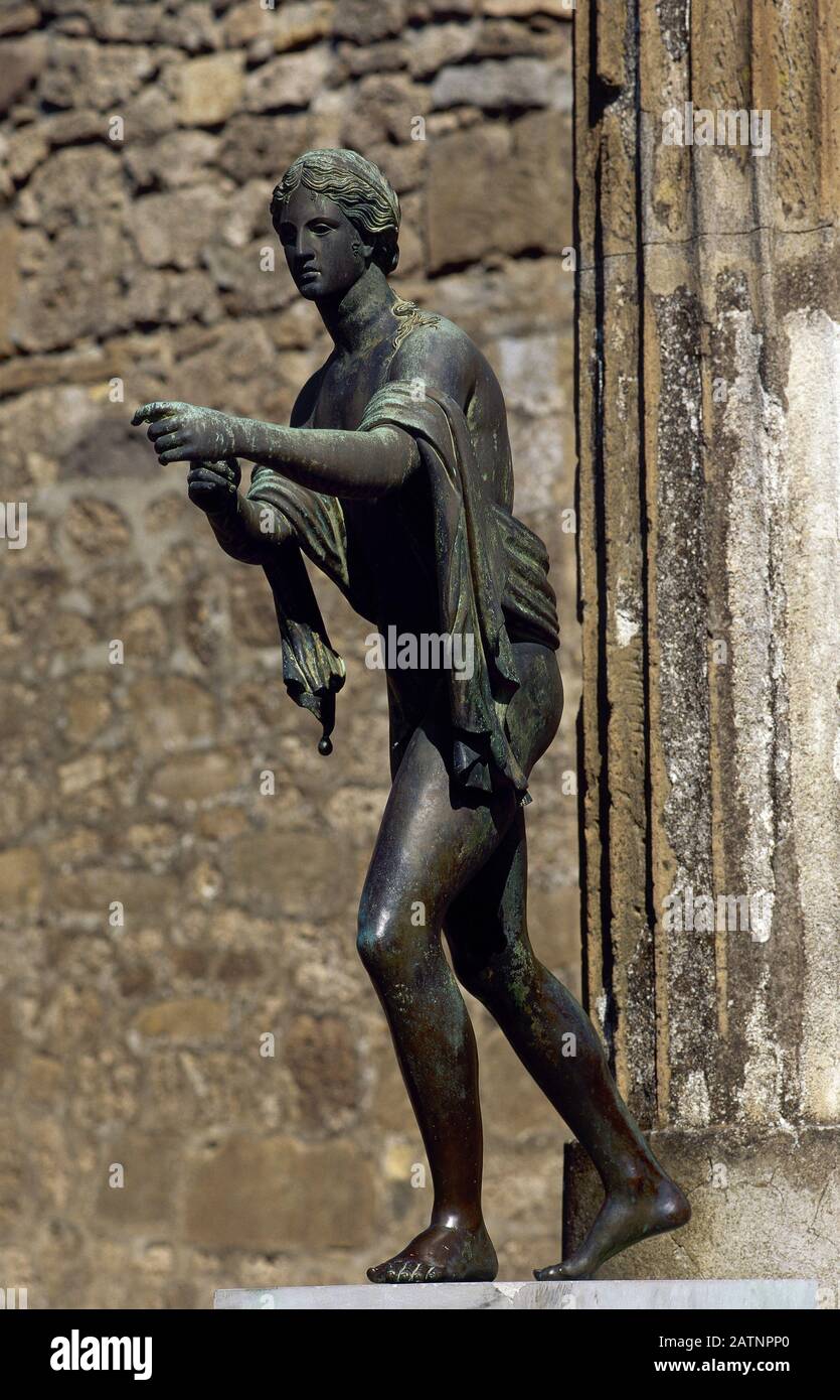 Statue des Apollo als Bogenschützen (Apollo Saettante). Bronze. Tempel des  Apollo. Kopie (das Original ist im Archäologischen Museum von Neapel  erhalten). Pompeji, La Campania, Italien Stockfotografie - Alamy
