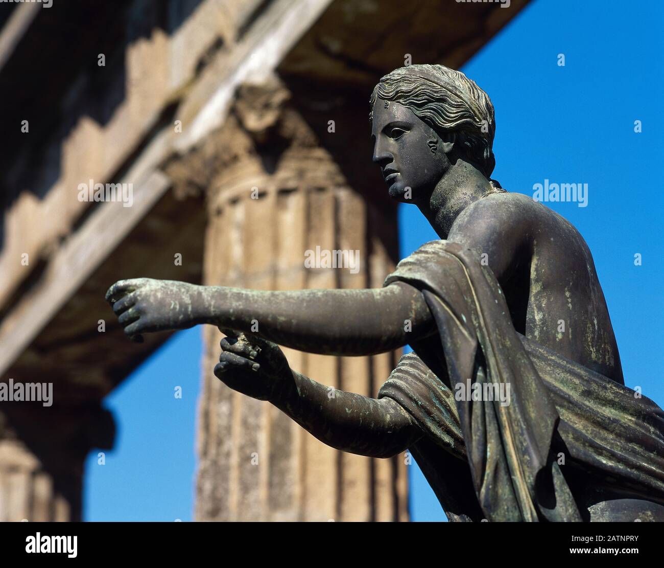 Statue des Apollo als Bogenschützen (Apollo Saettante). Bronze. Tempel des Apollo. Kopie (das Original ist im Archäologischen Museum von Neapel erhalten). Details. Pompeji, La Campania, Italien. Stockfoto