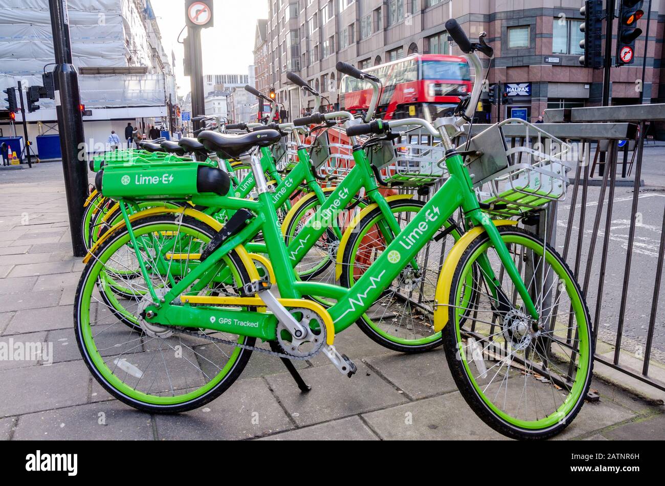 Lime-e-Bikes können auf einem Straßenbelag in London, Großbritannien gemietet werden. Stockfoto
