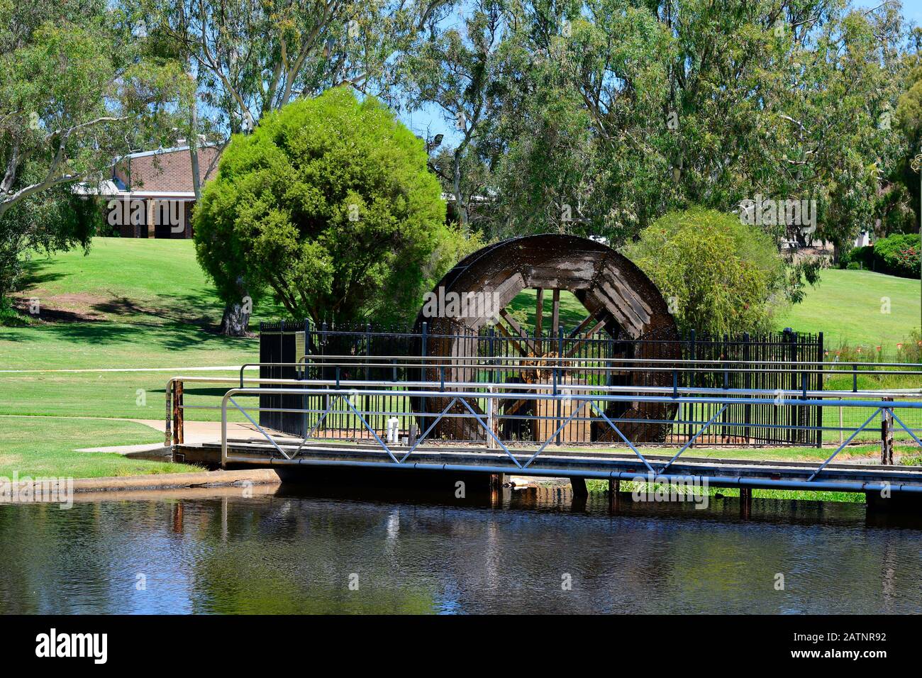 Australien, Dorf Gingin, altes Wasserrad am Bach im öffentlichen Granville Park im Dorf Western Australia Stockfoto