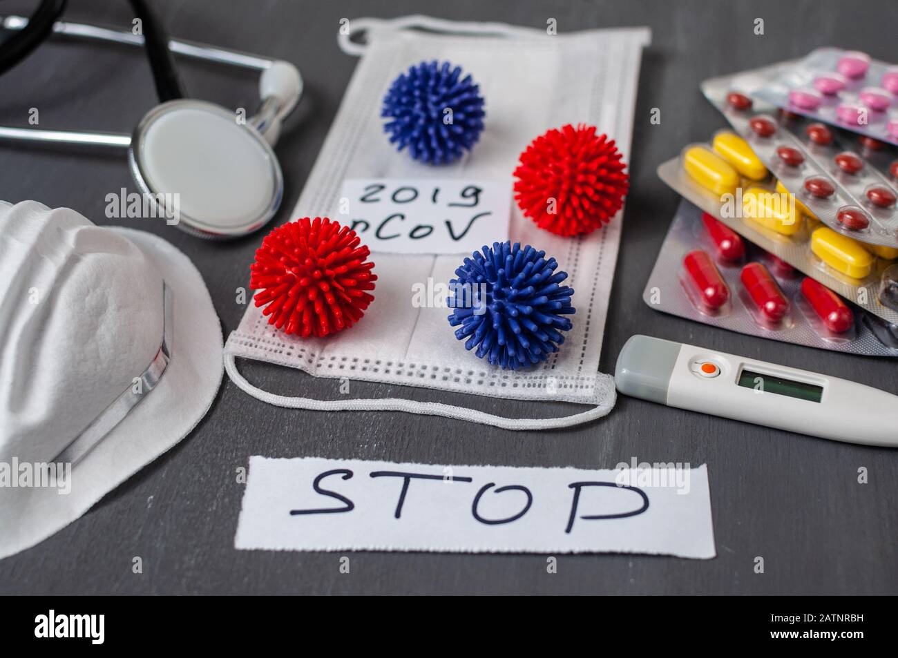 Modell eines Coronavirus-Stammes aus China. Ausbruch des Atemwegssyndroms und des neuen 2019-nKoV-Coronavirus mit freiem Raum auf grauem Hintergrund. Stockfoto