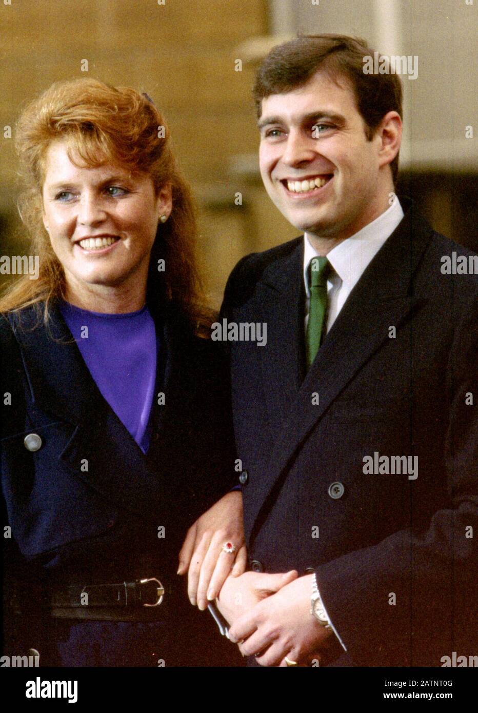 PA-NACHRICHTENFOTO 19/3/86 PRINZ ANDREW UND SARAH FERGUSON AM TAG IHRES OFFIZIELLEN ENGAGEMENTS IM BUCKINGHAM PALACE, LONDON Stockfoto